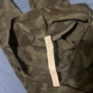 Lululemon Wunder Under 28” leggings, size 10.